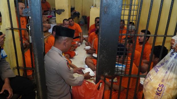 Polres Rohul menggelar pengajian di dalam Rutan, mengajak para tahanan untuk bertobat. Polres Rohul menggelar pengajian di dalam Rutan, mengajak para tahanan untuk bertobat, Kamis (6/11/2025).