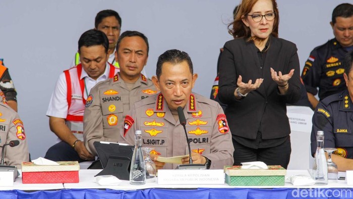 Kapolri Jenderal Listyo Sigit Prabowo menghadiri kegiatan pengungkapan 87 kontainer terkait pelanggaran ekspor produk turunan minyak sawit mentah (crude palm oil/CPO). Kegiatan digelar langsung di Buffer Area MTI NPCT 1 Jalan Terminal Kalibaru Raya, Cilincing, Jakarta Utara.