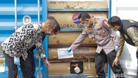 Sebanyak 87 kontainer yang diamankan diduga melanggar ekspor produk turunan minyak sawit mentah (crude palm oil/CPO). Jenderal Sigit mengatakan masih mendalami modus penyelundupan turunan CPO ini.