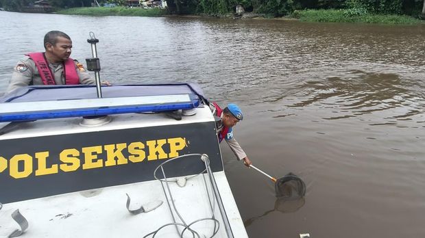 Polsek SKP Pekanbaru turun membagikan sembako kepada nelayan dan bersih-bersih sampah di Sungai Siak. Polsek SKP Pekanbaru turun membagikan sembako kepada nelayan dan bersih-bersih sampah di Sungai Siak, pada Rabu (5/11/2025).