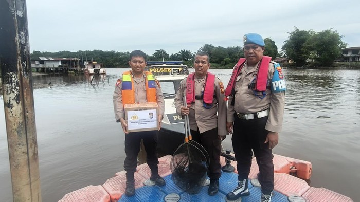Polsek SKP Pekanbaru turun membagikan sembako kepada nelayan dan bersih-bersih sampah di Sungai Siak, pada Rabu (5/11/2025).