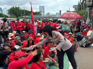 Polwan Turun Temui Massa Buruh di DPR, Bagikan Roti dan Air Mineral