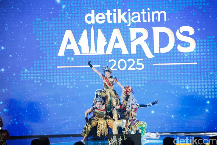 detikJatim Awards 2025 digelar dengan penuh kemeriahan di Grand Mercure Malang Mirama, Rabu (5/11/2025). Malam apresiasi tahunan ini diawali dengan santap malam bersama, yang dihadiri oleh sejumlah tokoh penting dari berbagai sektor di Jawa Timur.