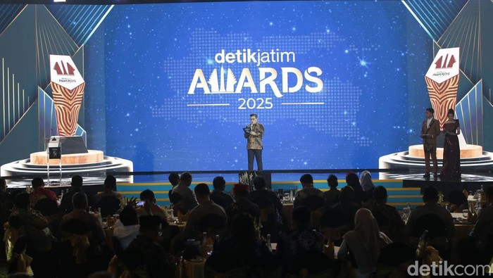 detikJatim Awards 2025 digelar dengan penuh kemeriahan di Grand Mercure Malang Mirama, Rabu (5/11/2025). Malam apresiasi tahunan ini diawali dengan santap malam bersama, yang dihadiri oleh sejumlah tokoh penting dari berbagai sektor di Jawa Timur.