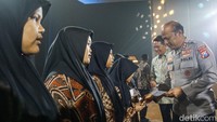 Malam apresiasi detikJatim Awards 2025 diawali dengan santap malam bersama, yang dihadiri oleh sejumlah tokoh penting dari berbagai sektor di Jawa Timur. Usai makan malam, suasana menjadi semakin hangat ketika digelar pemberian santunan kepada anak yatim, sebagai bentuk kepedulian sosial dari detikcom. Santunan tersebut diserahkan langsung oleh Wakil Gubernur Jawa Timur Emil Dardak bersama Kapolda Jatim Nanang Avianto, Direktur Utama detikcom Abdul Aziz, dan Wali Kota Malang Wahyu Hidayat. Hadir pula Chairman CT Corp Chairul Tanjung