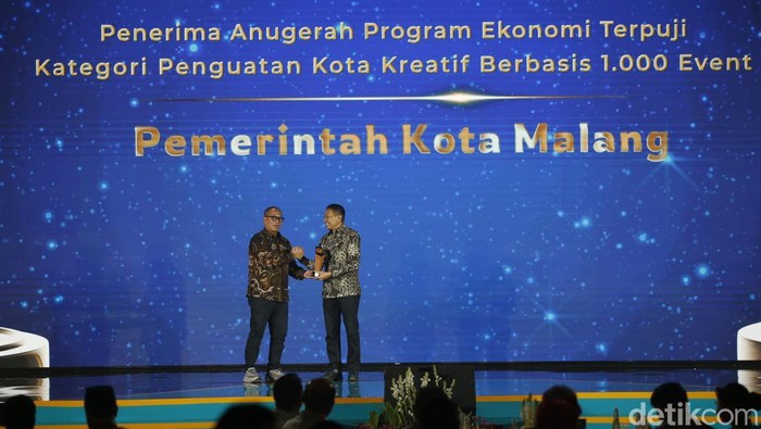 detikJatim Awards 2025 digelar dengan penuh kemeriahan di Grand Mercure Malang Mirama, Rabu (5/11/2025). Malam apresiasi tahunan ini diawali dengan santap malam bersama, yang dihadiri oleh sejumlah tokoh penting dari berbagai sektor di Jawa Timur.