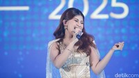 Penyanyi Nabila Maharani juga turut memeriahkan acara dengan membawakan sejumlah lagi hits yang semakin membuat suasana menjadi meriah. 