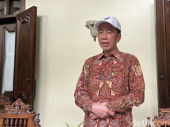 Presiden ke-7, Joko Widodo (Jokowi) ditemui di kediaman Sumber, Banjarsari, Kamis (6/11/2025).