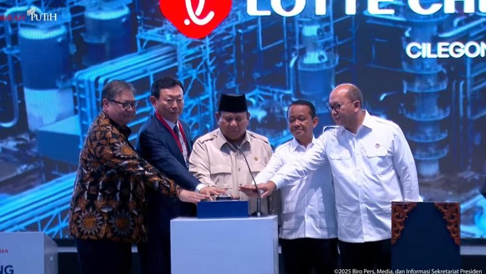 Presiden Prabowo meresmikan pabrik petrokimia milik PT Lotte Chemical Indonesia (LCI) di Cilegon, Banten.