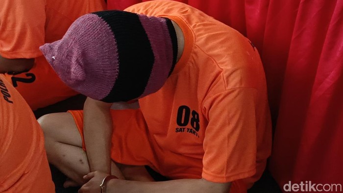 Pria gay asal Madura yang menggelapkan 10 motor korban dengan modus berkenalan melalui aplikasi kencan.