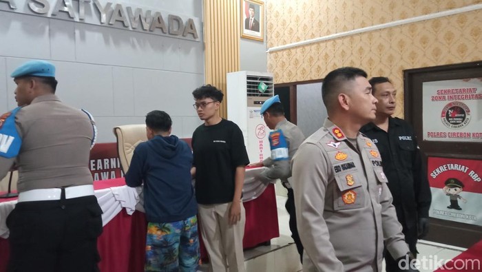 Pria yang mengamuk saat digerebek polisi terkait peredaran narkoba saat dihadirkan dalam konferensi pers di Mapolres Cirebon Kota