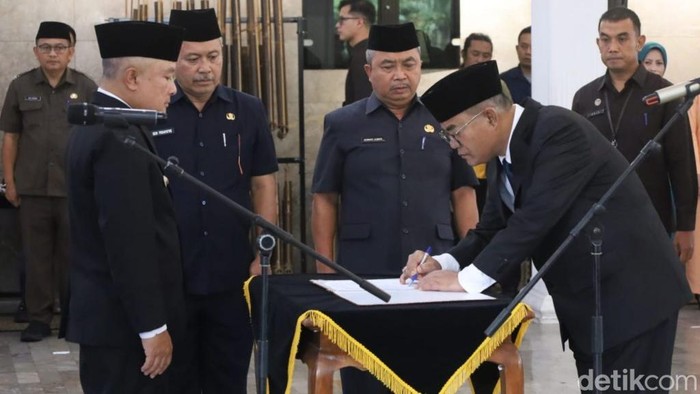 Proses pelantikan Sekda Kabupaten Kuningan Uu Kusmana