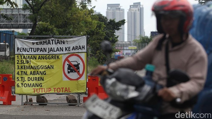 Pekerja menyelesaikan proyek pembangunan drainase di Jalan Arjuna Selatan, Kebon Jeruk, Jakarta, Kamis (6/11/2025). Suku Dinas Sumber Daya Air Jakarta Barat mempercepat pembangunan drainase sebagai upaya mengatasi genangan air di kawasan tersebut yang ditargetkan rampung pada November. Selama pengerjaan, jalan Arjuna Selatan ditutup untuk kendaraan roda empat.
