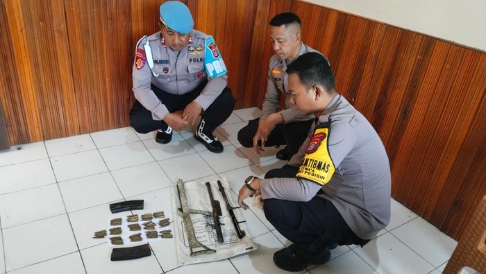 Puluhan butir amunisi, dua magazen SS1, serta senjata rakitan ditemukan oleh warga di Kecamatan Poso Pesisir, Kabupaten Poso.