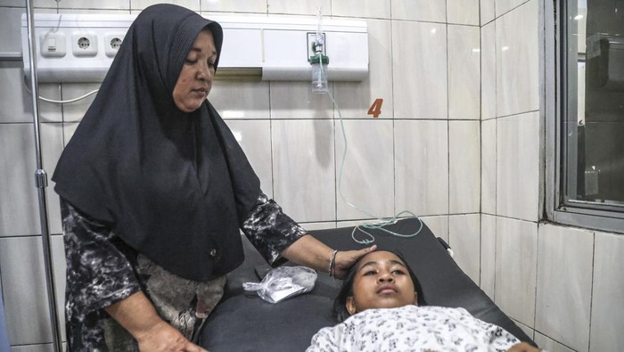 Sejumlah siswa korban keracunan makan bergizi gratis kondisinya telah membaik kembali ke rumah seusai menjalani perawatan medis di Rumah Sakit Umum Daerah (RSUD) Chasan Boesoirie, Ternate, Maluku Utara, Kamis (6/11/2025). Menurut keterangan Direktur rumah sakit Chasan Boesoirie Alwia Assagaf sebanyak 26 siswa SD Negeri 56 Jambula yang menyantap hidangan makanan bergizi gratis (MBG) itu mengalami keracunan dengan gejala mual, muntah disertai pusing kondisinya sudah membaik setelah mendapatkan perawatan. ANTARA FOTO/Andri Saputra