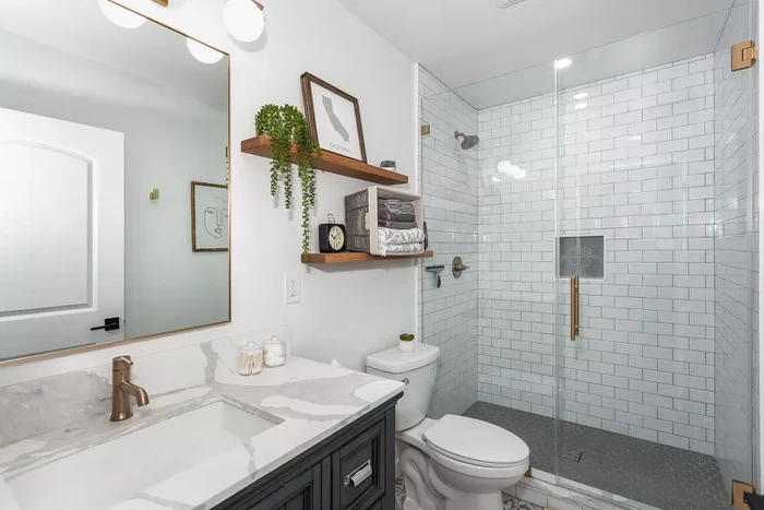 Rak penyimpanan handuk di kamar mandi.