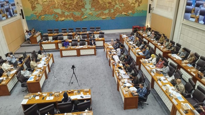 Rapat KOmisi VII DPR dengan Menteri Ekraf Teuku Riefky