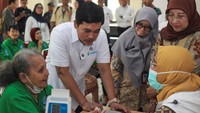 Wakil Menteri Kesehatan Dante Saksono Harbuwono (kedua kiri) meninjau program Cek Kesehatan Gratis (CKG) di Panti Sosial Tresna Werdha (PSTW) Budi Mulia, Gandaria Selatan, Jakarta, Kamis (6/11/2025). Berdasarkan data Kementerian Kesehatan, program CKG hingga awal November 2025 telah diikuti 51 juta orang atau telah melebih target pada 2025 ini sejumlah 50 juta orang. Foto: ANTARA FOTO/RENO ESNIR
