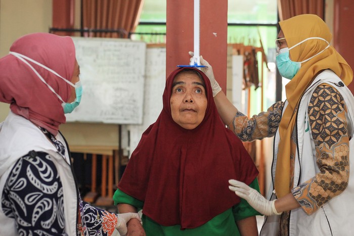 Petugas Kementerian Kesehatan mengukur tekanan darah warga dalam program Cek Kesehatan Gratis (CKG) di Panti Sosial Tresna Werdha (PSTW) Budi Mulia, Gandaria Selatan, Jakarta, Kamis (6/11/2025). Berdasarkan data Kementerian Kesehatan, program CKG hingga awal November 2025 telah diikuti 51 juta orang atau telah melebih target pada 2025 ini sejumlah 50 juta orang. ANTARA FOTO/Reno Esnir/app/nz