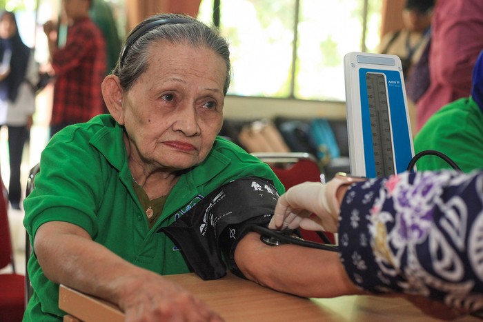 Petugas Kementerian Kesehatan mengukur tekanan darah warga dalam program Cek Kesehatan Gratis (CKG) di Panti Sosial Tresna Werdha (PSTW) Budi Mulia, Gandaria Selatan, Jakarta, Kamis (6/11/2025). Berdasarkan data Kementerian Kesehatan, program CKG hingga awal November 2025 telah diikuti 51 juta orang atau telah melebih target pada 2025 ini sejumlah 50 juta orang. ANTARA FOTO/Reno Esnir/app/nz