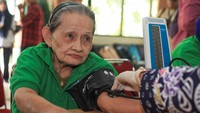 Petugas Kementerian Kesehatan mengukur tekanan darah warga dalam program Cek Kesehatan Gratis (CKG) di Panti Sosial Tresna Werdha (PSTW) Budi Mulia, Gandaria Selatan, Jakarta, Kamis (6/11/2025). Foto: ANTARA FOTO/RENO ESNIR
