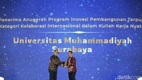 Rektor Universitas Muhammadiyah (UM) Surabaya Mundakir meraih Anugerah Program Inovasi Pembangunan Terpuji kategori Kolaborasi Internasional dalam Kuliah Kerja Nyata dalam detikJatim Awards 2025.