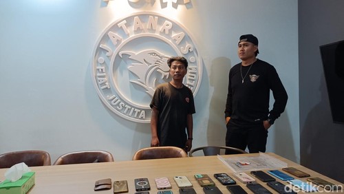 Ilhamudin (kiri), residivis pencuri hp asal Sumbawa Besar ditangkap setelah mencuri sebanyak 21 unit HP di Lombok, Kamis (6/11/2025). (Foto : Abdurrasyid Efendi/detikBali).