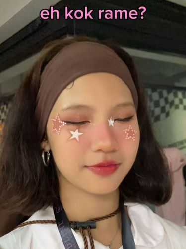 Juru rias ini membuka jasa rias makeup harga Rp 35 Ribu di konser Blackpink di GBK, Jakarta. Postingan tersebut langsung viral di media sosial.