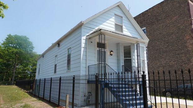 Rumah Masa Kecil Kanye West Rumah masa kecil Kanye West di Chicago, Amerika Serikat, yang ternyata nunggak bayar pajak.