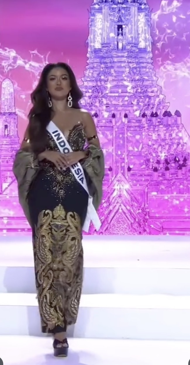 Untuk momen spesial tersebut, ia bersolek dalam balutan strapless dress dengan bawahan kain bermotif batik yang memberi kesan sebuah kebaya modifikasi. Busana tersebut merupakan karya Hendra Chrystianto. (Foto: Instagram/@missuniverseidofficial)