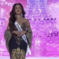 Untuk momen spesial tersebut, ia bersolek dalam balutan strapless dress dengan bawahan kain bermotif batik yang memberi kesan sebuah kebaya modifikasi. Busana tersebut merupakan karya Hendra Chrystianto. (Foto: Instagram/@missuniverseidofficial)