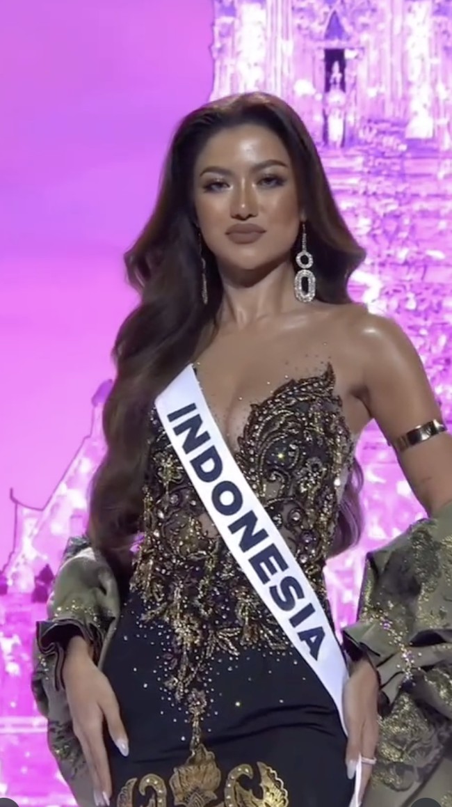 Sanly Liu mewakili Indonesia di ajang Miss Universe 2025 yang digelar di Bangkok, Thailand. Ia pun memberikan gaya terbaiknya ketika muncul di panggung The Universe Ceremony, Rabu (5/11/2025), yang menandai dimulainya rangkaian kontes kecantikan internasional tersebut. (Foto: Instagram/@missuniverseidofficial)