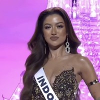 Sanly Liu mewakili Indonesia di ajang Miss Universe 2025 yang digelar di Bangkok, Thailand. Ia pun memberikan gaya terbaiknya ketika muncul di panggung The Universe Ceremony, Rabu (5/11/2025), yang menandai dimulainya rangkaian kontes kecantikan internasional tersebut. (Foto: Instagram/@missuniverseidofficial)