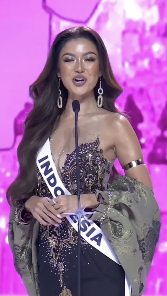 Di jajaran perhiasan, pengusaha berusaha 29 tahun ini mengandalkan gelang emas untuk lengan yang memberi sentuhan etnik. Sementara itu, anting bergaya chandelier sukses menjadikannya sebagai sorotan. (Foto: Instagram/@missuniverseidofficial)