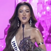 Di jajaran perhiasan, pengusaha berusaha 29 tahun ini mengandalkan gelang emas untuk lengan yang memberi sentuhan etnik. Sementara itu, anting bergaya chandelier sukses menjadikannya sebagai sorotan. (Foto: Instagram/@missuniverseidofficial)