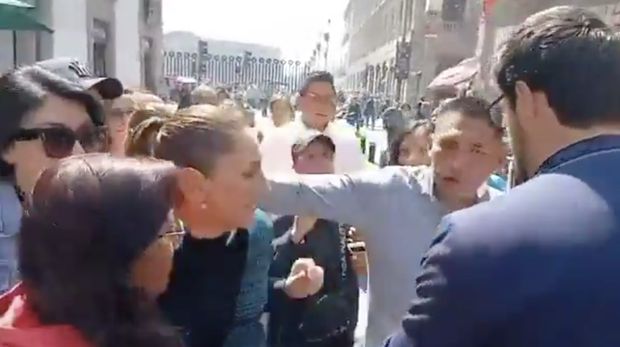 Sebuah video beredar di sosial media ketika Presiden Meksiko Claudia Sheinbaum dilecehkan saat sedang dikelilingi warga sekitar yang menyapanya. Seorang pria kemudian datang dari arah belakang dan langsung merangkul serta menyentuh payudara sang Presiden. Pria itu juga mencoba mencium Sheinbaum di hadapan warga yang berkerumun. (X/@whatsrightsam)