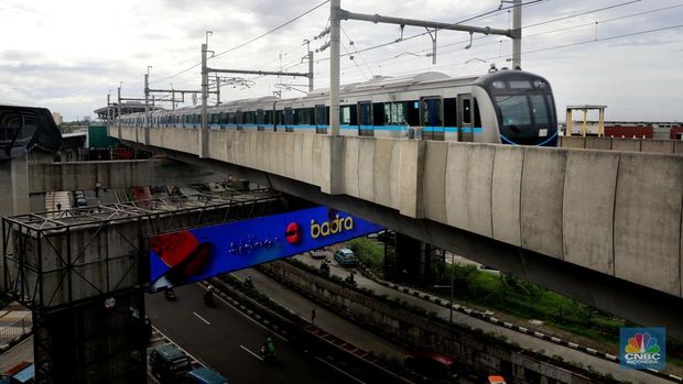 Sejumlah penumpang menaikin kereta MRT jurusan Lebak Bulus - Bundaran HI, Jakarta, Kamis, (6/11/2025). (CNBC Indonesia/Muhammad Sabki)
