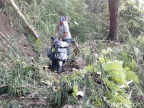 Video: Longsor Tutup Akses Jalan Warga di Badung Bali