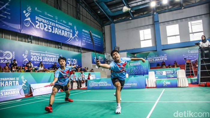 Sejumlah pebulutangkis paralimpik bertanding saat acara Pekan Palimpik Pelajar Nasional (Peparpenas) XI di Gor Pulogadung, Kamis (6/11/2025).