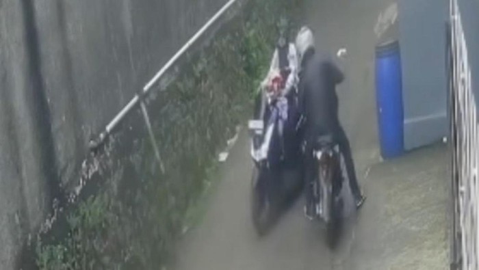 Seorang ibu yang membonceng anaknya dijambret di Kali Suren, Tahurhalang, Kabupaten Bogor. Keduanya sempat tersungkur akibat tasnya ditarik penjambret. (dok Istimewa)