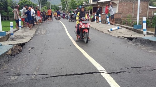 Seorang pengendara sepeda motor melewati jembatan retak di Desa Rade, Kecamatan Madapangga, Kabupaten Bima, NTB, Kamis, (6/11/2025). (Foto: Istimewa)