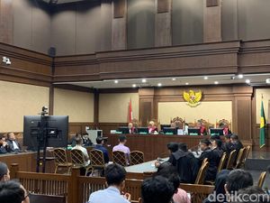 Hakim Tolak Eksepsi Terdakwa Kasus Minyak Mentah, Sidang Lanjut Pembuktian