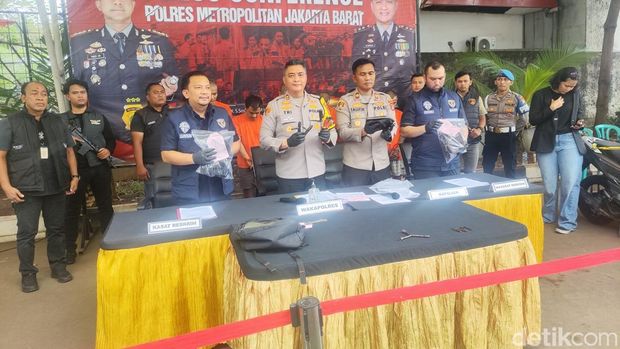Sindikat curanmor yang ditangkap di Jakbar menjual hasil curiannya ke wilayah Cianjur. Pelaku memakai uang hasil penjualan barang curian untuk membeli sabu. (M Alfons/detikcom)