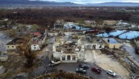 Rumah-rumah warga tampak rusak parah di wilayah barat daya Jamaika usai diterjang angin kencang dan banjir besar akibat Badai Melissa. Foto: REUTERS/Raquel Cunha