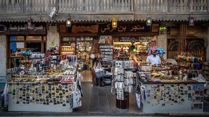 Souq Waqif pasar berarsitektur tradisional di Qatar Pengunjung berjalan di area suvenir di Souq Waqif, Doha, Qatar, Rabu (5/11/2025). Souq Waqif merupakan pasar tradisional tertua di Qatar dengan arsitektur bangunan tradisional khas Timur Tengah yang menjadi salah satu destinasi wisata populer dengan menawarkan ragam kuliner dan suvenir khas. ANTARA FOTO/Bayu Pratama S/rwa.