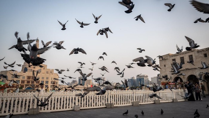Pengunjung berjalan di area suvenir di Souq Waqif, Doha, Qatar, Rabu (5/11/2025). Souq Waqif merupakan pasar tradisional tertua  di Qatar dengan arsitektur bangunan tradisional khas Timur Tengah yang menjadi salah satu destinasi wisata populer dengan menawarkan ragam kuliner dan suvenir khas. ANTARA FOTO/Bayu Pratama S/rwa.