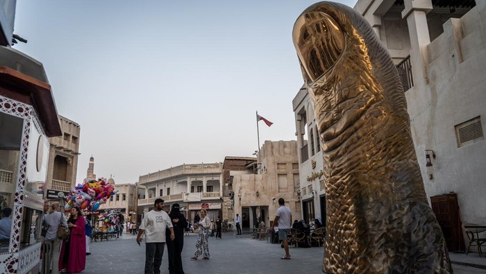 Souq Waqif pasar berarsitektur tradisional di Qatar Pengunjung berjalan di area suvenir di Souq Waqif, Doha, Qatar, Rabu (5/11/2025). Souq Waqif merupakan pasar tradisional tertua di Qatar dengan arsitektur bangunan tradisional khas Timur Tengah yang menjadi salah satu destinasi wisata populer dengan menawarkan ragam kuliner dan suvenir khas. ANTARA FOTO/Bayu Pratama S/rwa.