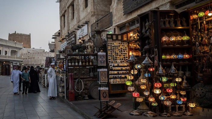 Souq Waqif pasar berarsitektur tradisional di Qatar Pengunjung berjalan di area suvenir di Souq Waqif, Doha, Qatar, Rabu (5/11/2025). Souq Waqif merupakan pasar tradisional tertua di Qatar dengan arsitektur bangunan tradisional khas Timur Tengah yang menjadi salah satu destinasi wisata populer dengan menawarkan ragam kuliner dan suvenir khas. ANTARA FOTO/Bayu Pratama S/rwa.