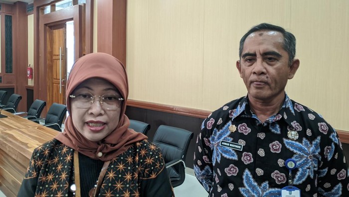 Staf Ahli Kemenkop, Ambar Pertiwiningrum, bersama Kepala Dinas Koperasi dan UMKM NTB, Ahmad Masyhuri, saat ditemui di Kantor Gubernur NTB, Kamis (5/11/2025). (Foto: Ahmad Viqi/detikBali)