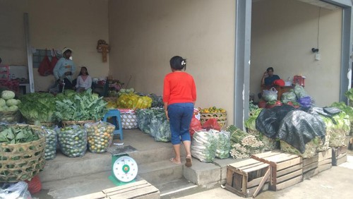 Suasana transaksi di Pasar Induk Sayur, Desa Baturiti, Tabanan, Kamis (6/11/2025). (Krisna Pradipta/detikBali)